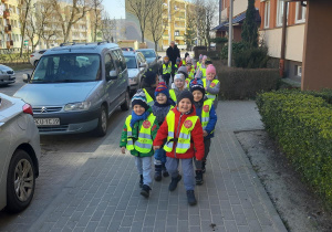 Dzieci z grupy Motylki na spacerze.
